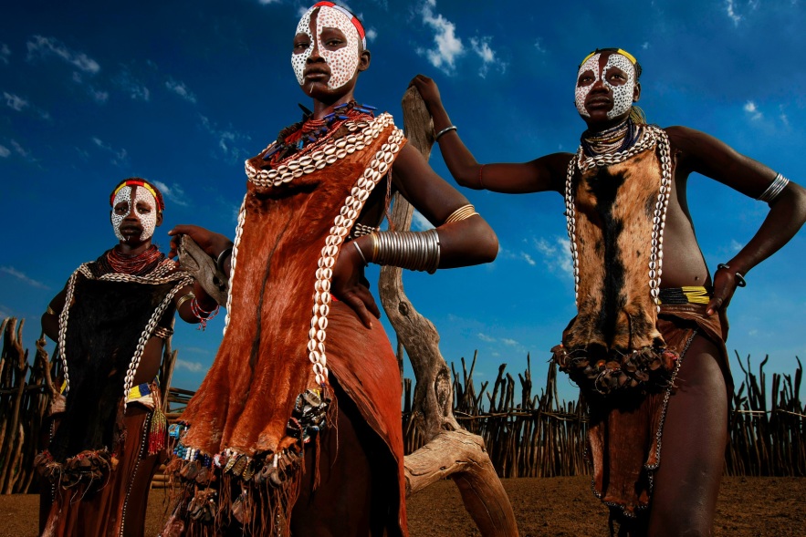 DUS, OMO VALLEY, ETHIOPIA, DECEMBER 2007: Images of the Karo people in the Omo Valley, South West Ethiopia, 14 December 2007. (Photo by Brent Stirton/Getty Images.)